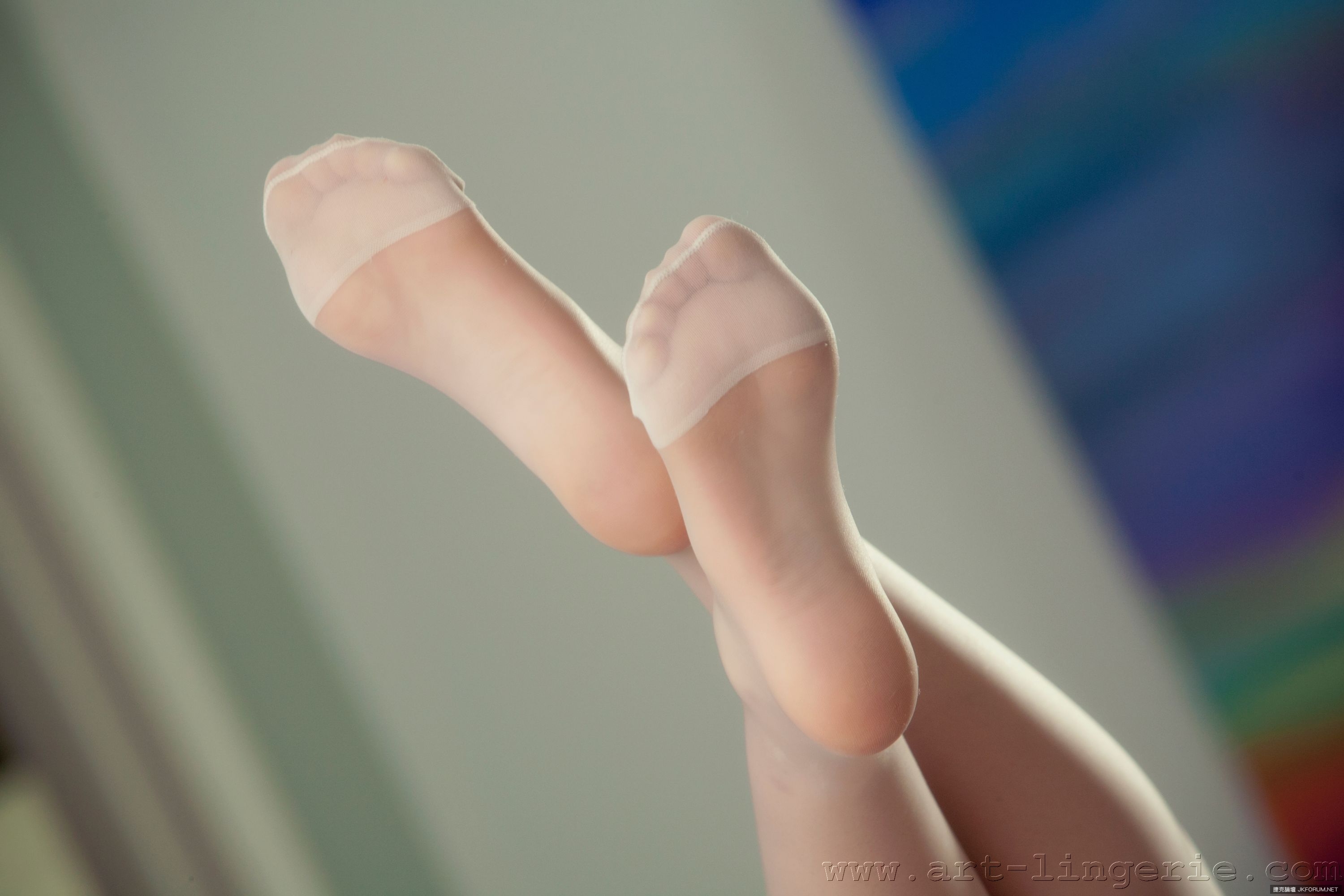 Славянская любительница колгот запустила шаловливые пальцы в доступную вагину
