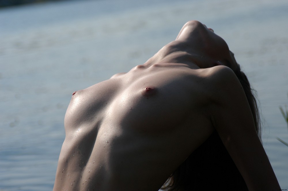Небольшая грудь обнаженной сучки 15 топлесс фото эротики