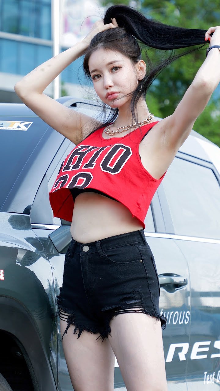 Hip crop top and shorts 레이싱모델 김시후 Kim Sihoo 부산국제보트쇼 展場女郎 JKF 捷克論壇